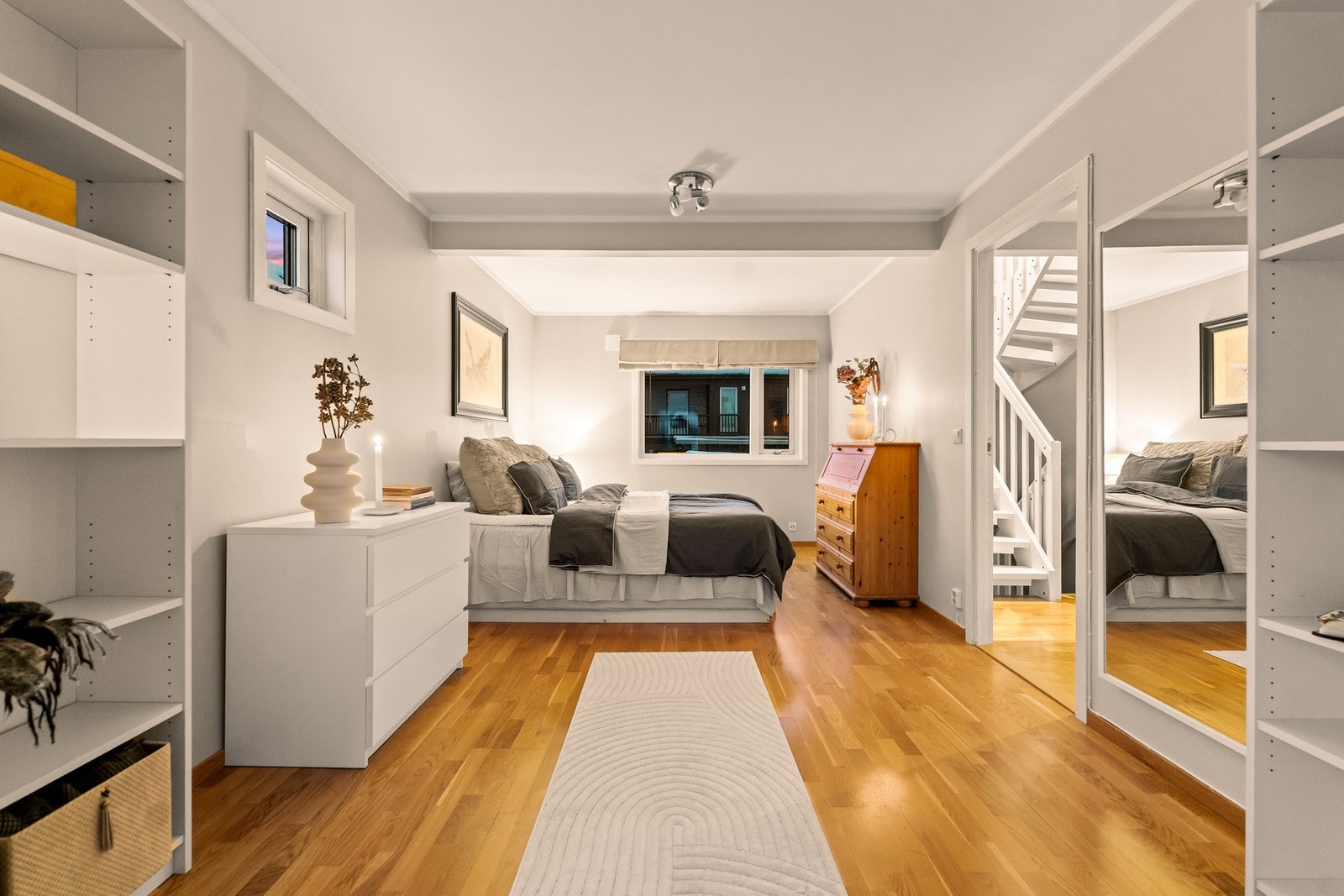 Her er det god plass til dobbeltseng og garderobe. Galleribilde