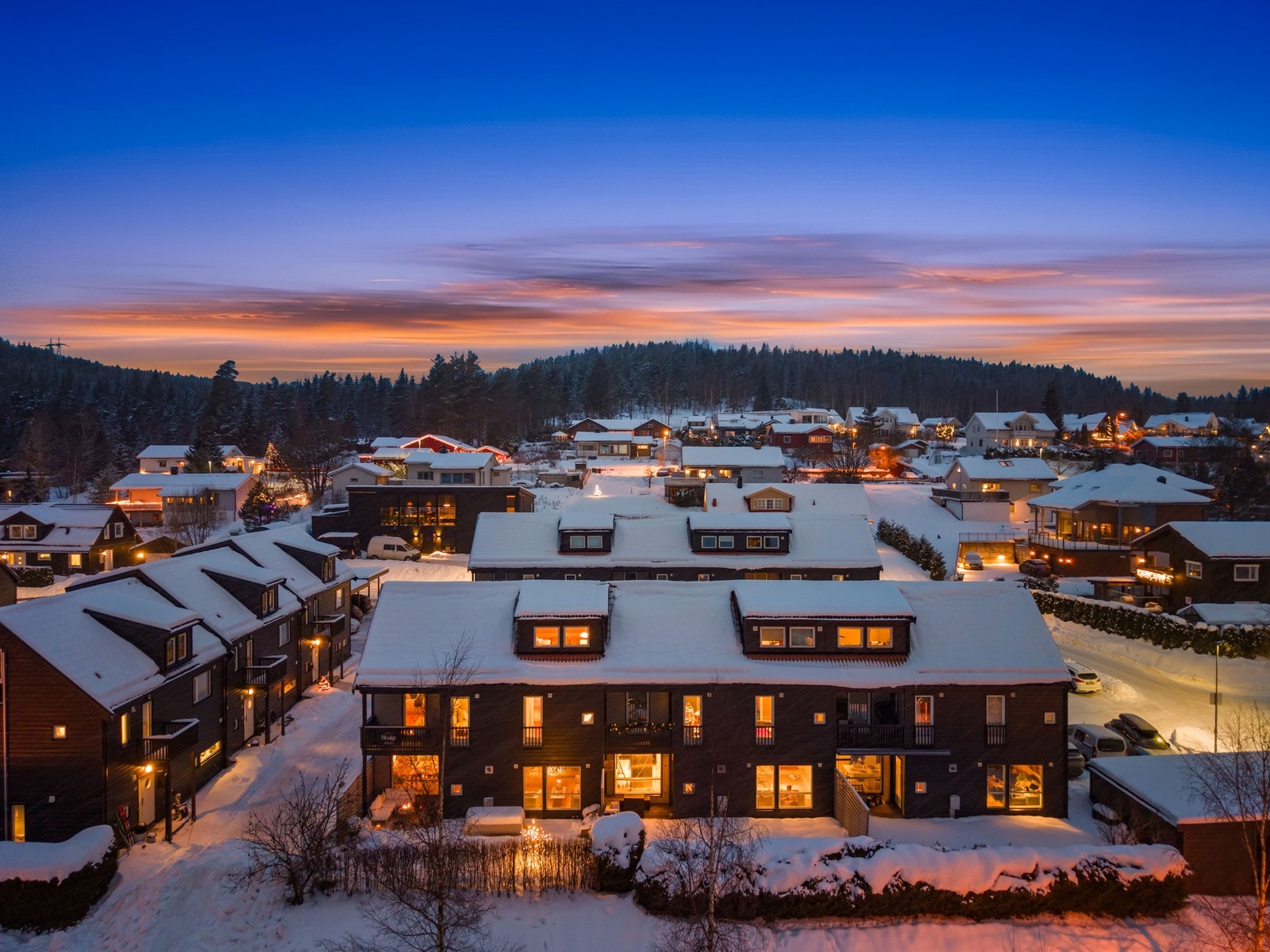 Eiendommen ligger i et rolig, ettertraktet og meget barnevennlig boligområde på Skytta, som en del av Soltunet Skytta Borettslag i Nittedal kommune. Galleribilde