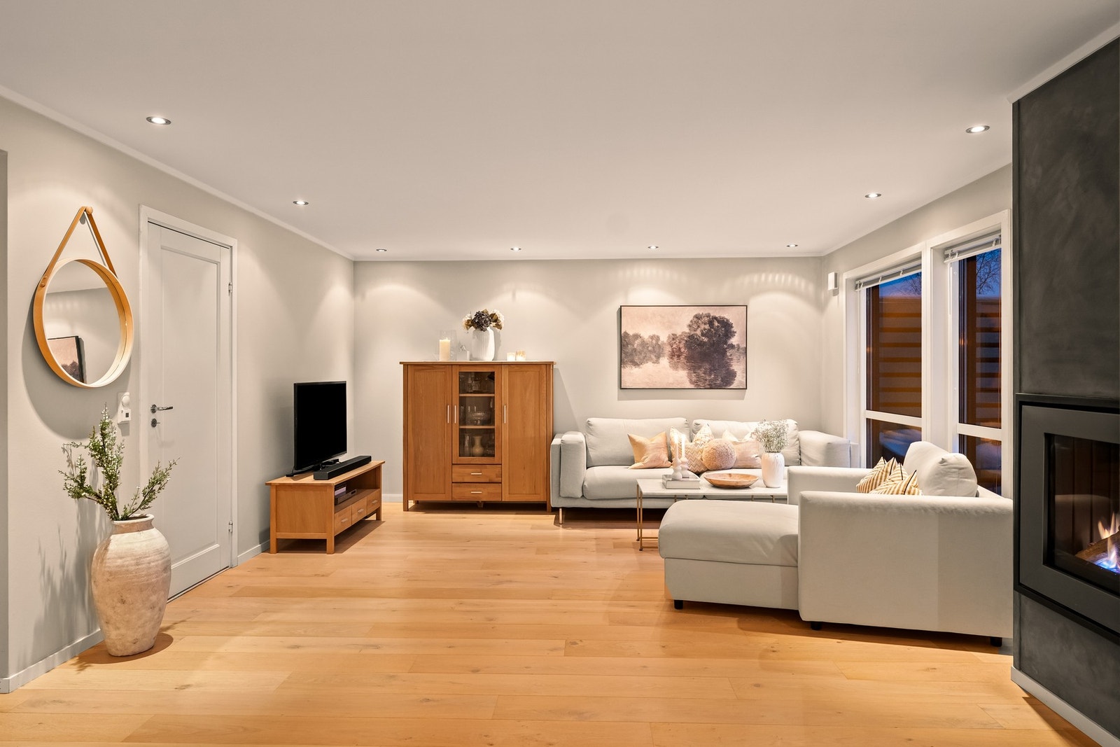 Rommet fremstår som boligens naturlige samlingspunkt med hyggelig atmosfære samt gasspeis av typen Dovre 1000 DV. Galleribilde