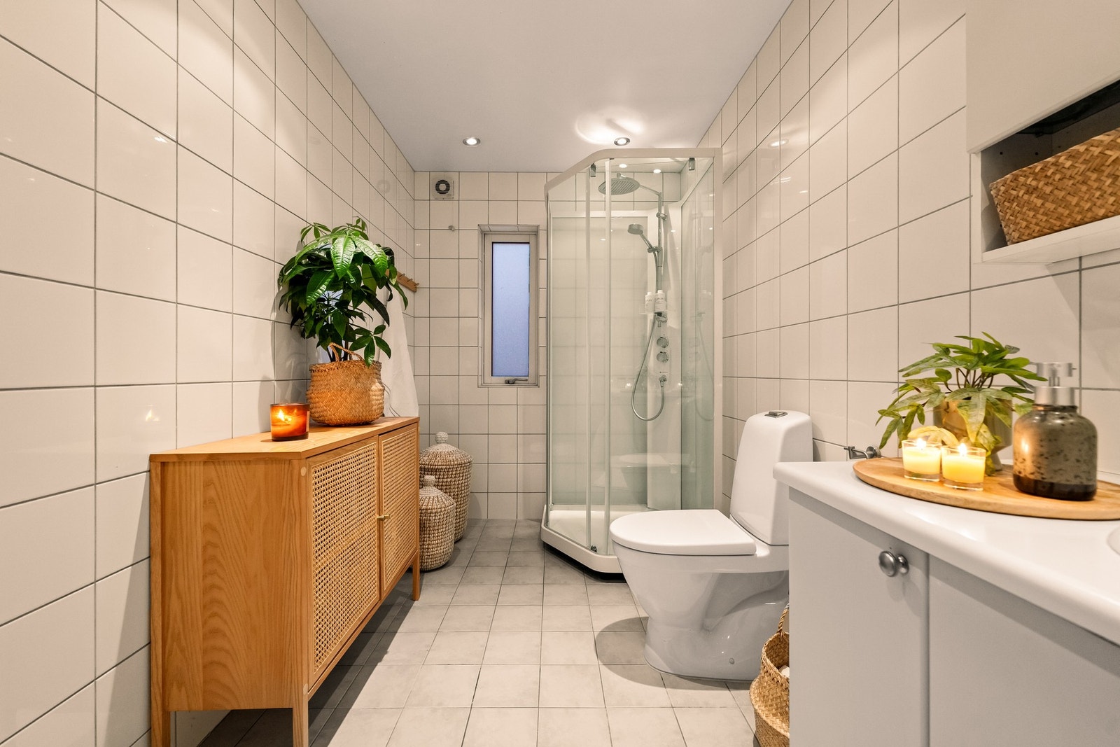 Flislagt bad i 2. etasje med varmekabler på gulv. Praktisk med bad i flere etasjer som gir en enklere hverdag for barnefamilier og gjester. Galleribilde