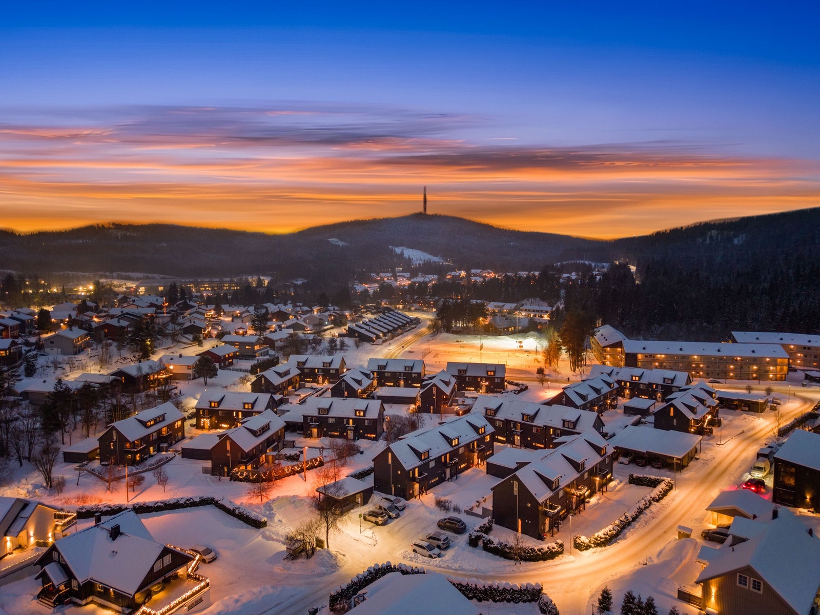 Det er gangavstand til skoler, barnehager, idrettsanlegg, dagligvarebutikker og offentlig kommunikasjon. Galleribilde