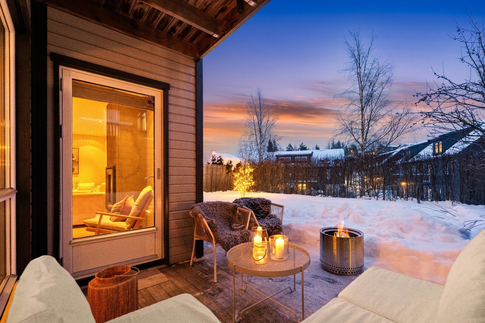 På terrassen er det gode solforhold med plass til utemøbler og grill - perfekt for sosiale sammenkomster. Galleribilde