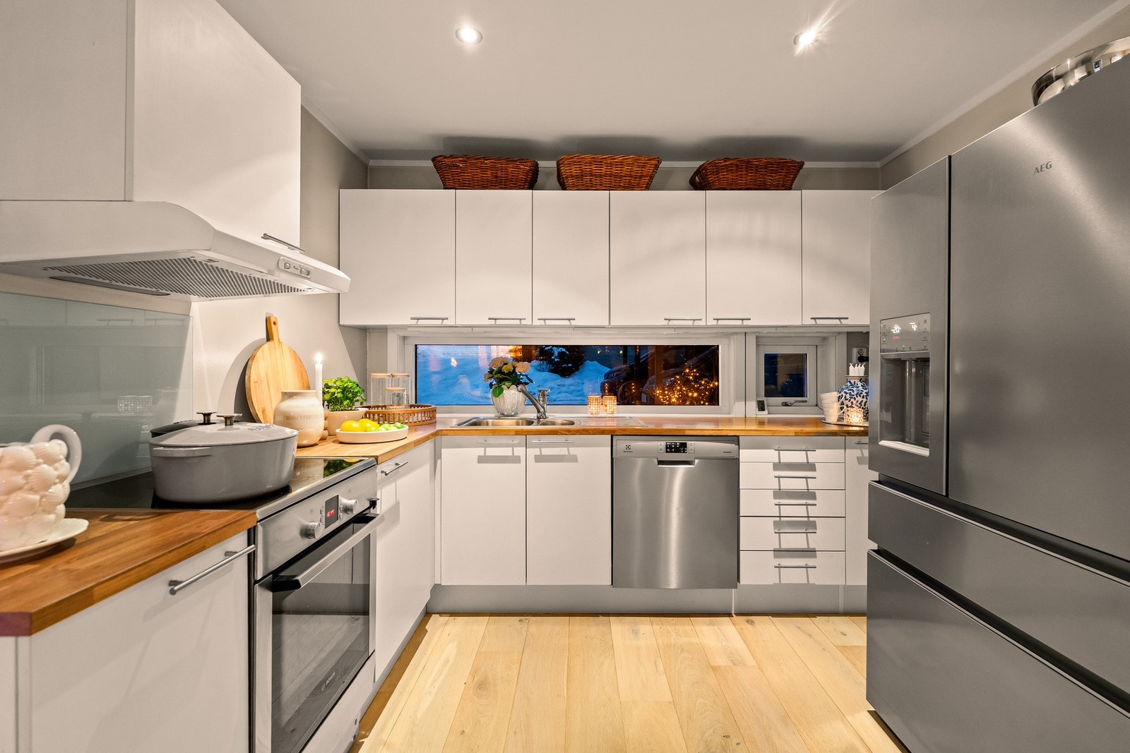 Vindu over arbeidsbenk gir fint lysinnslipp. Hvitevarer medfølger. Galleribilde