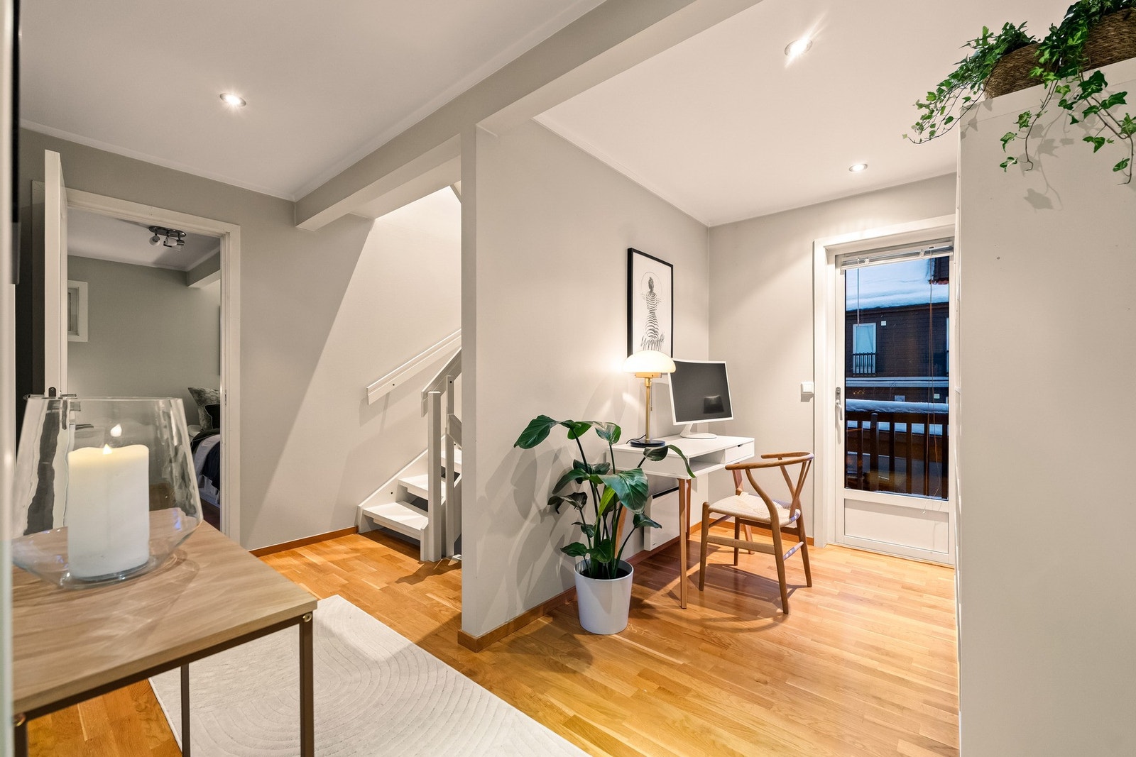 Romslig gang med god plass til kontorløsning. Fra gangen er det utgang til en balkong. Galleribilde