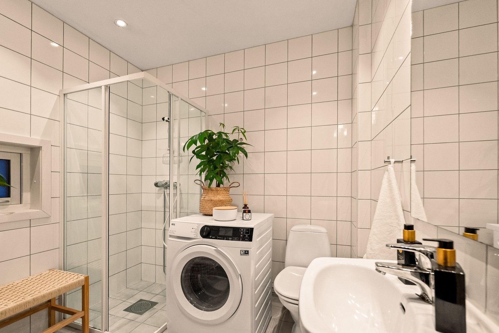 Flislagt bad i 1. etasje med varmekabler på gulv. Galleribilde