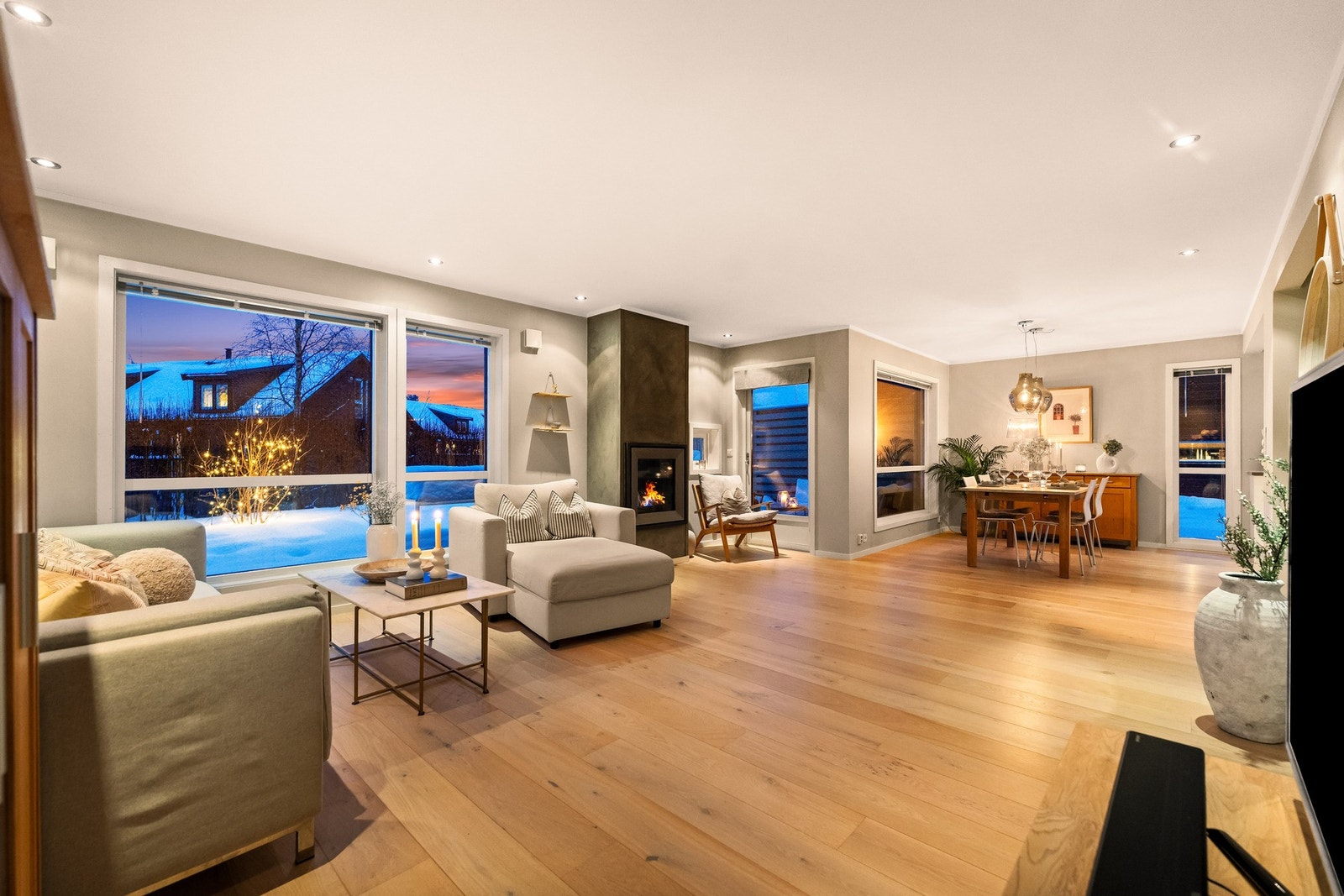 Lys og trivelig stue med gode møbleringsmuligheter. Galleribilde