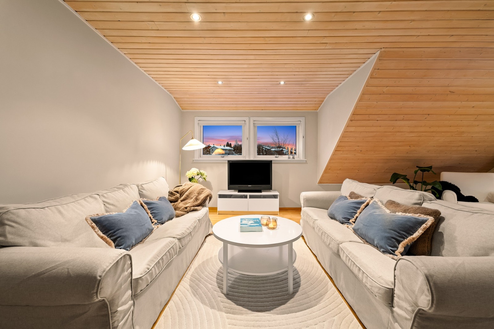 Her er det plass til sofaløsning med tilhørende møblement. Galleribilde