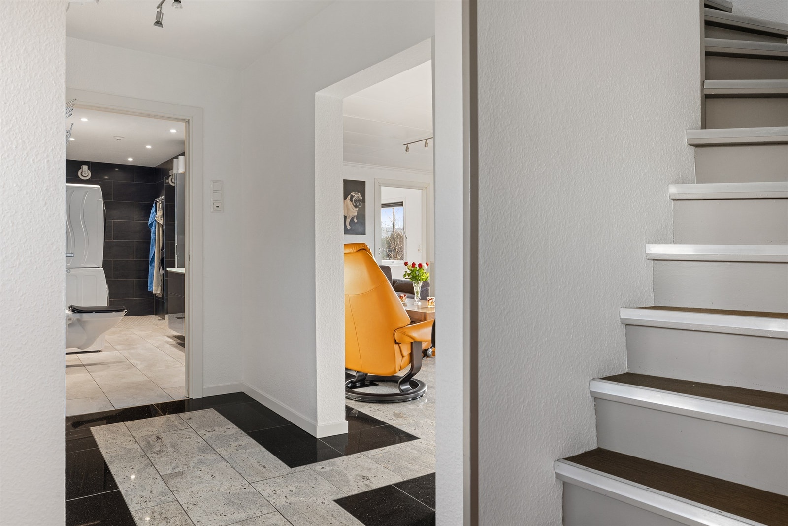 Det er Kashmir stein gulv av fargen svart og granitt med varme Galleribilde