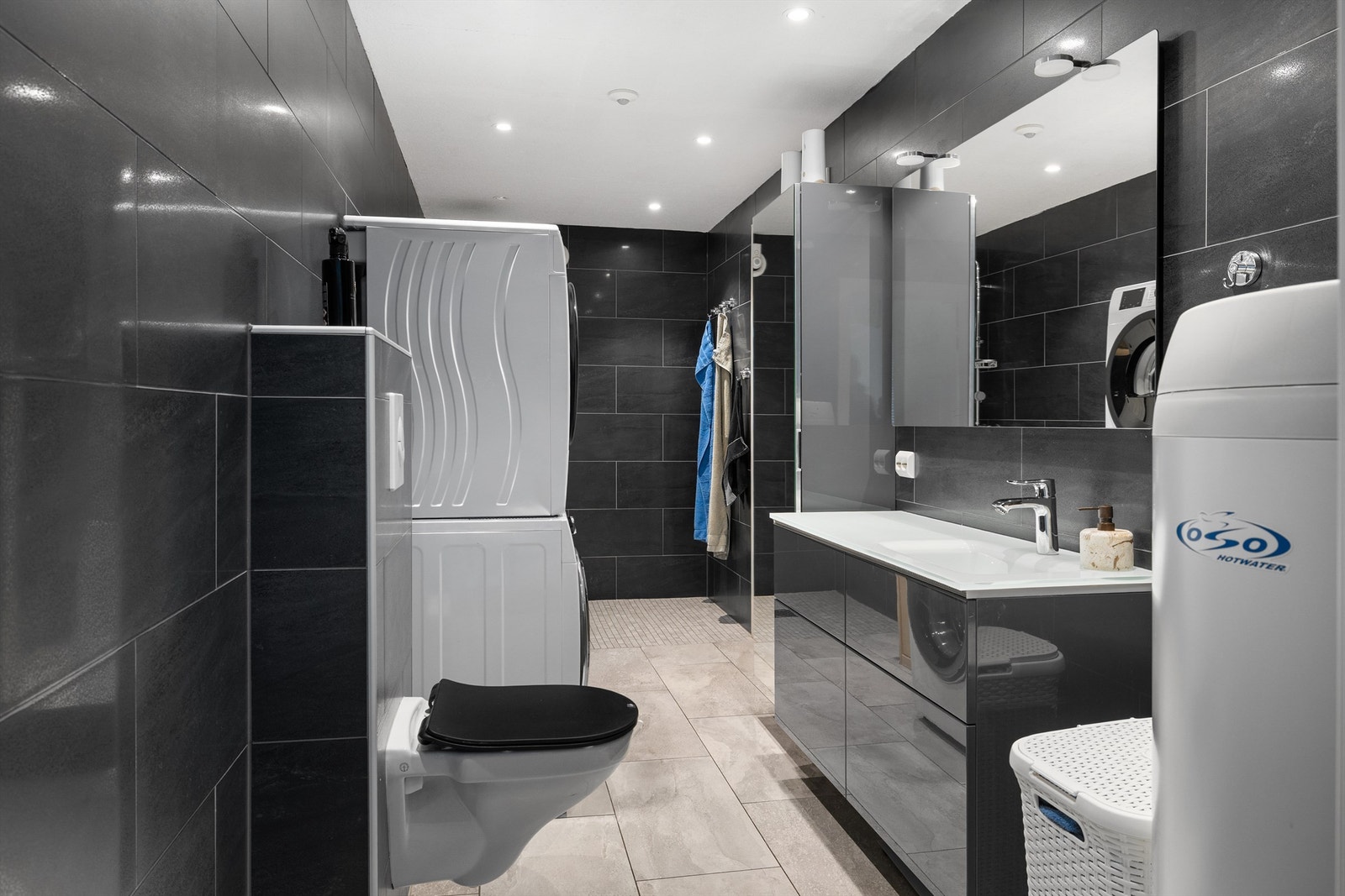 Flislagt bad med moderne stil Galleribilde