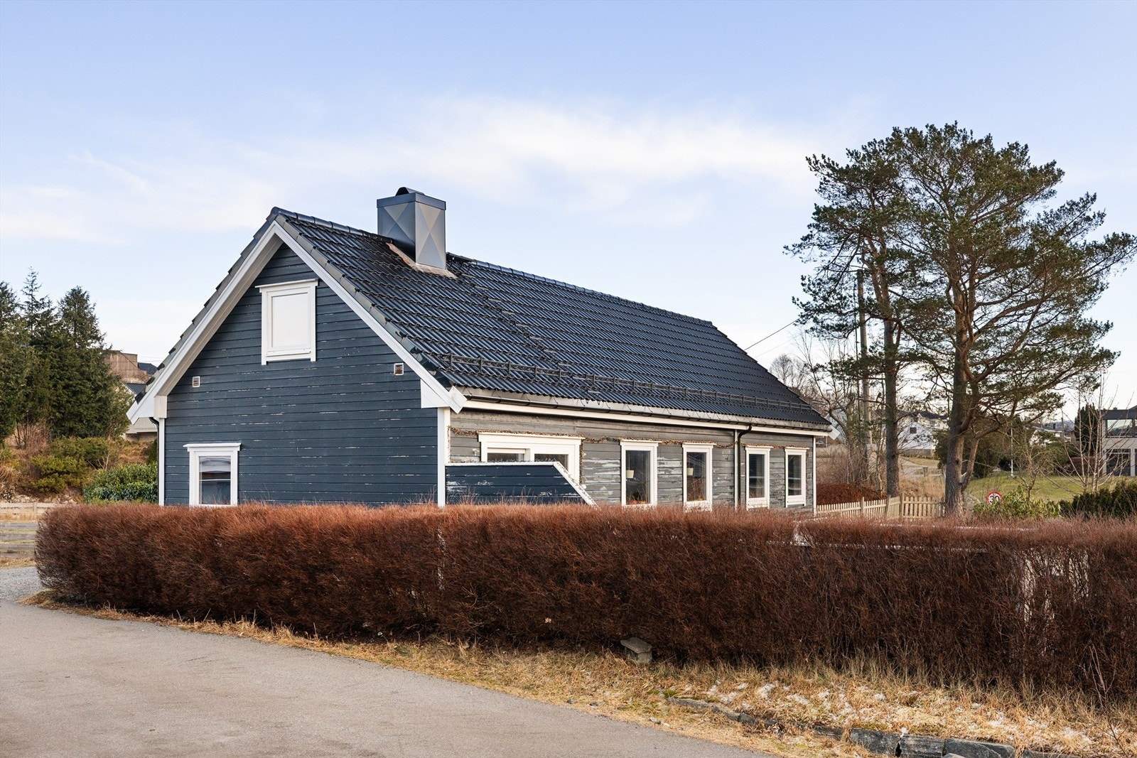 Boligen ble nymalt på framsiden etter bildetaking Galleribilde