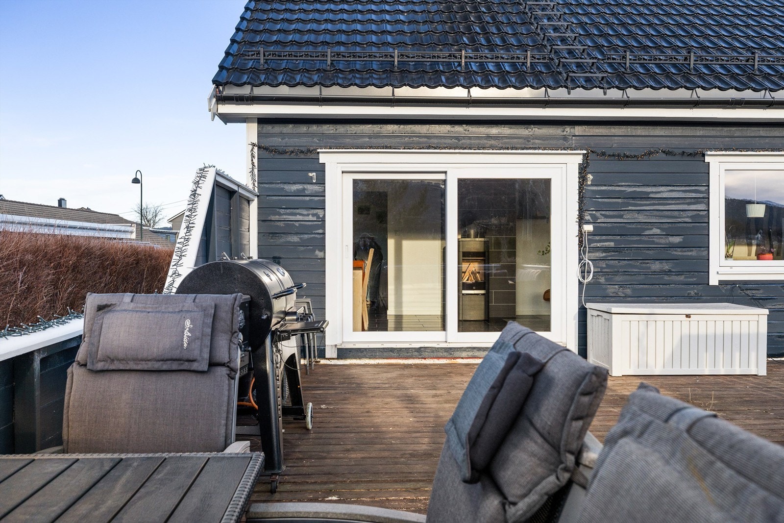 Fra stuen er det utgang til en solrik terrasse Galleribilde