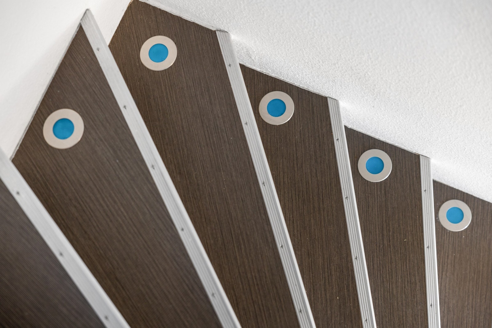 Trapp opp til 2.etasje med sensor lys Galleribilde