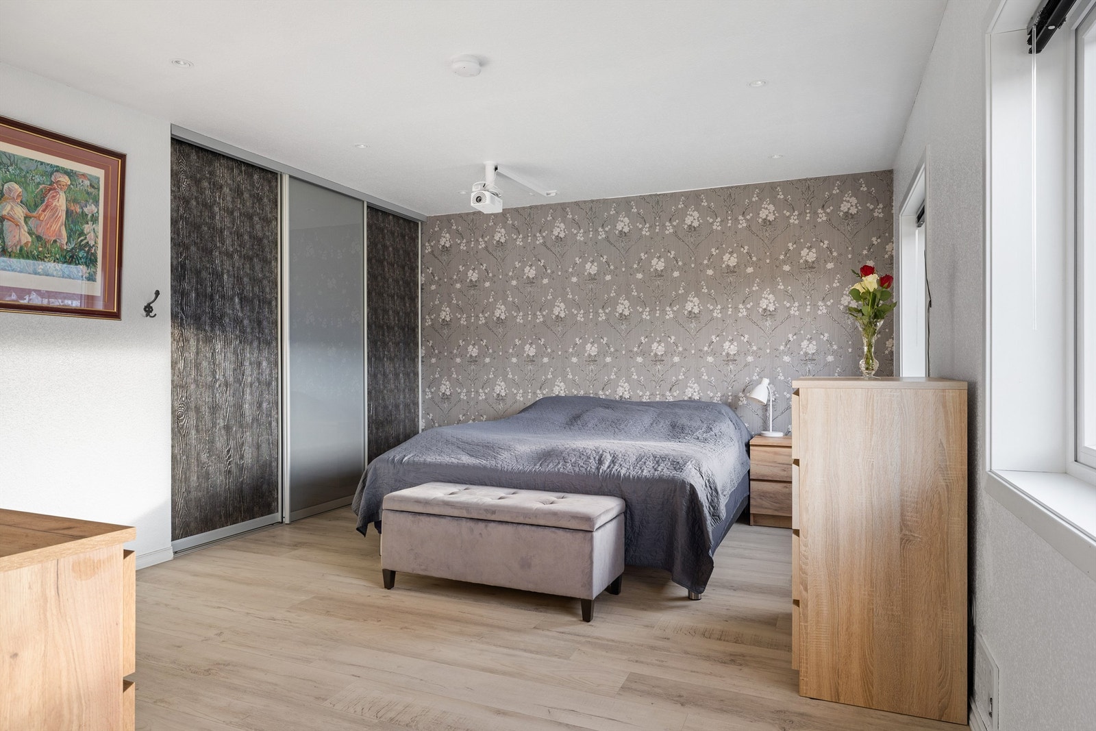 Skyvedørsgarderobe på soverom Galleribilde