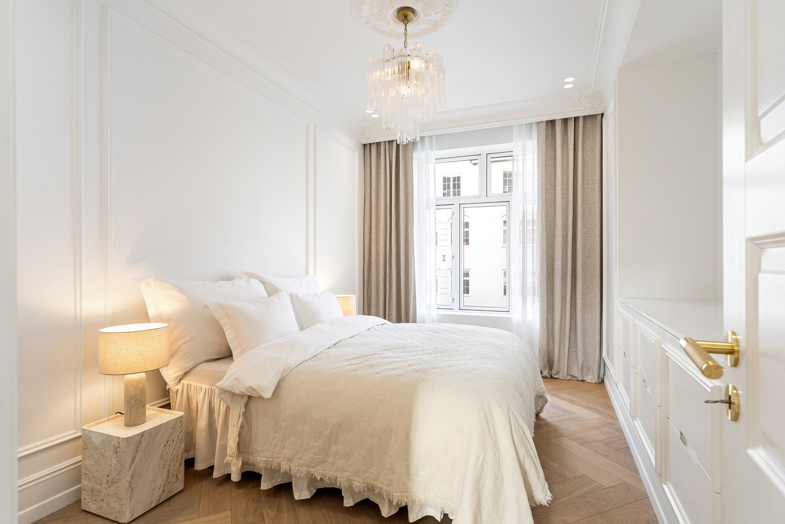 Lyst og delikat hovedsoverom med god plass til dobbeltseng og nattbord på begge sider. Galleribilde