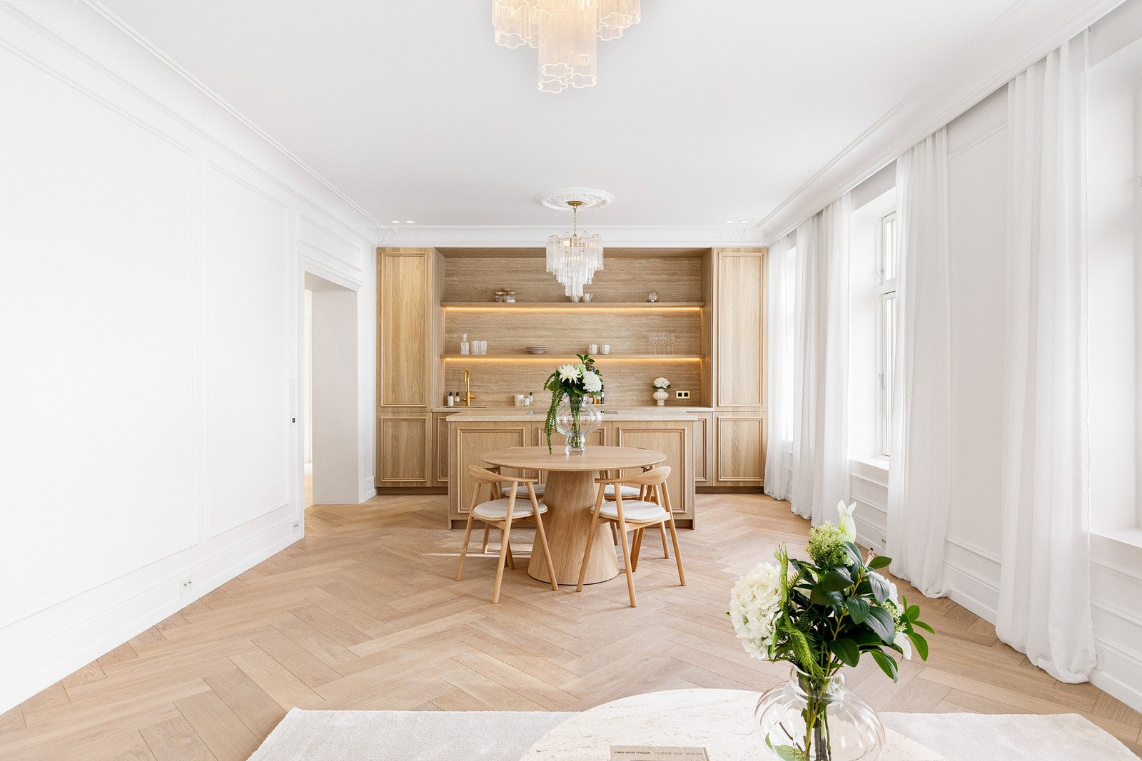 Lekkert, snekkerbygget kjøkken med fronter i eikefinér. Galleribilde