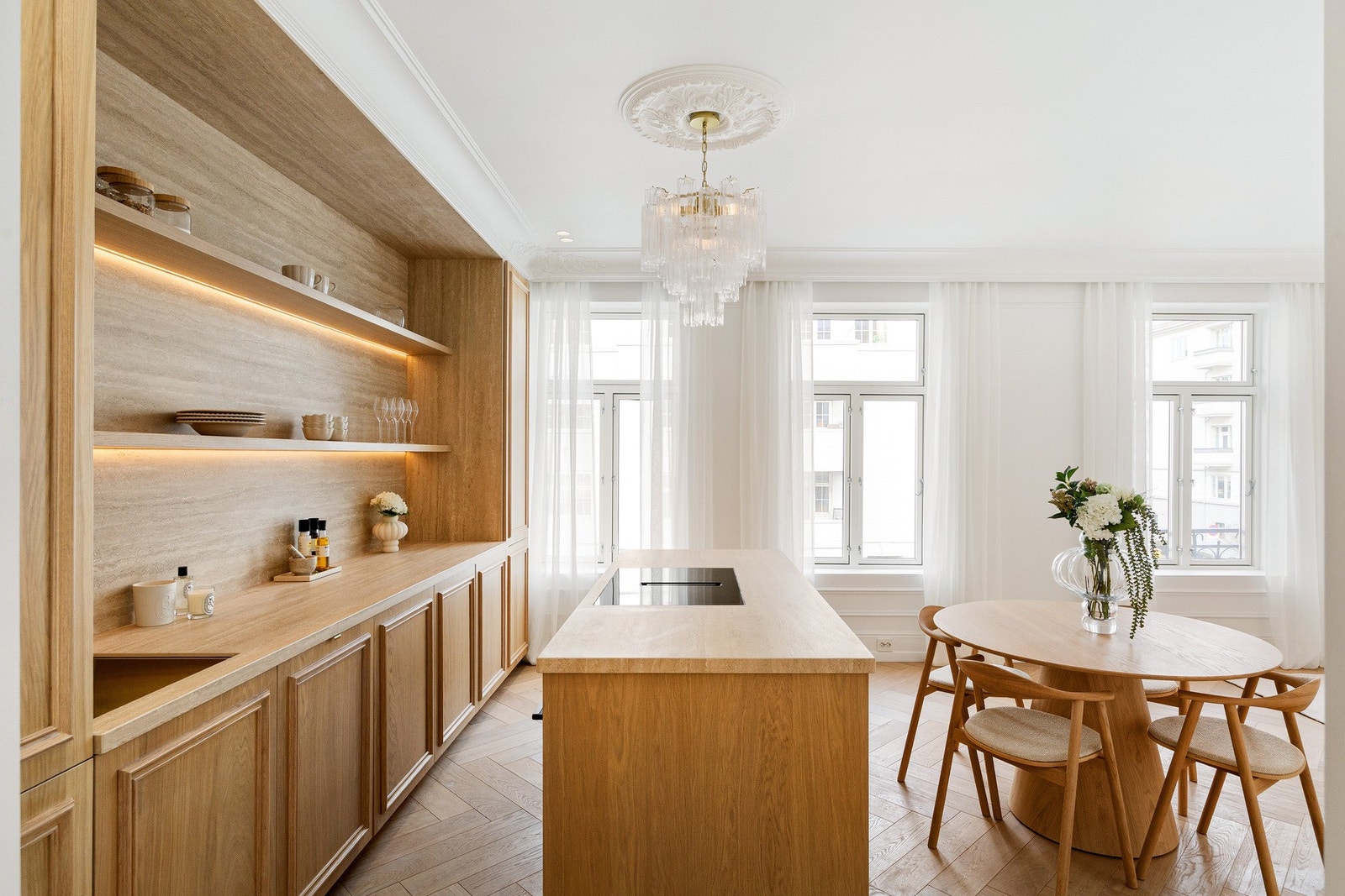 Store vindusflater sørger for godt med lysinnslipp og en luftig romfølelse. Galleribilde