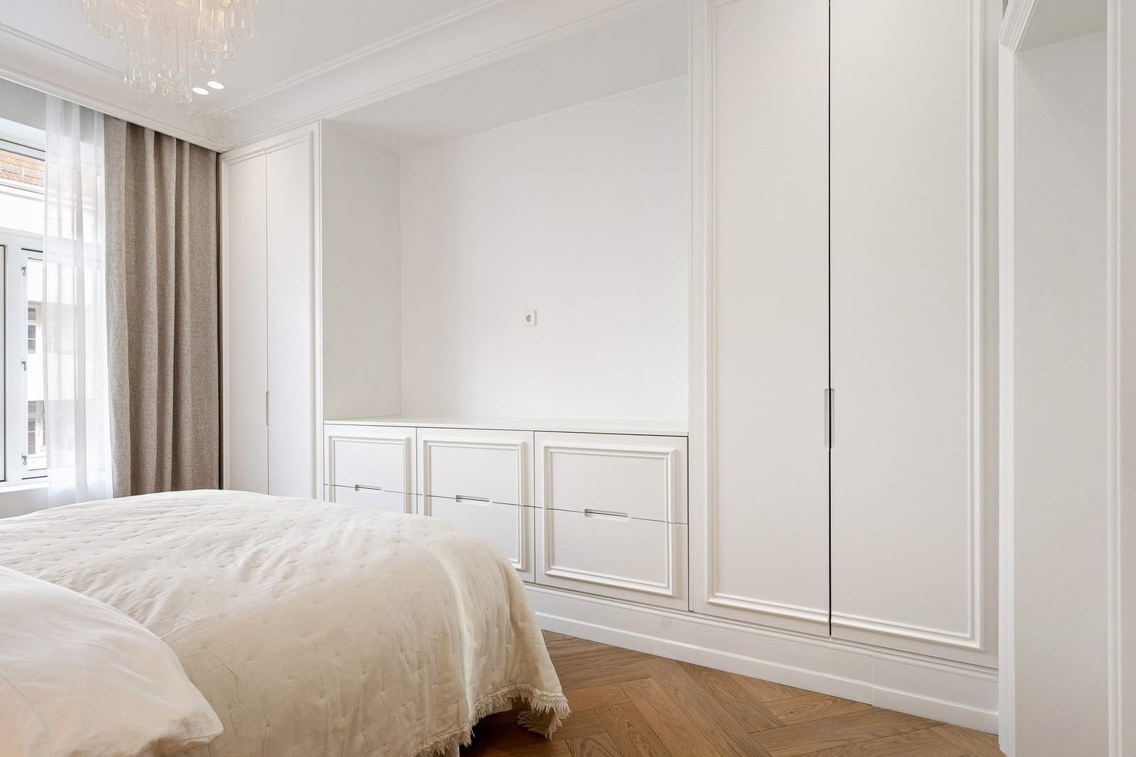 Plassbygd garderobeløsning med integrert TV-nisje. Galleribilde