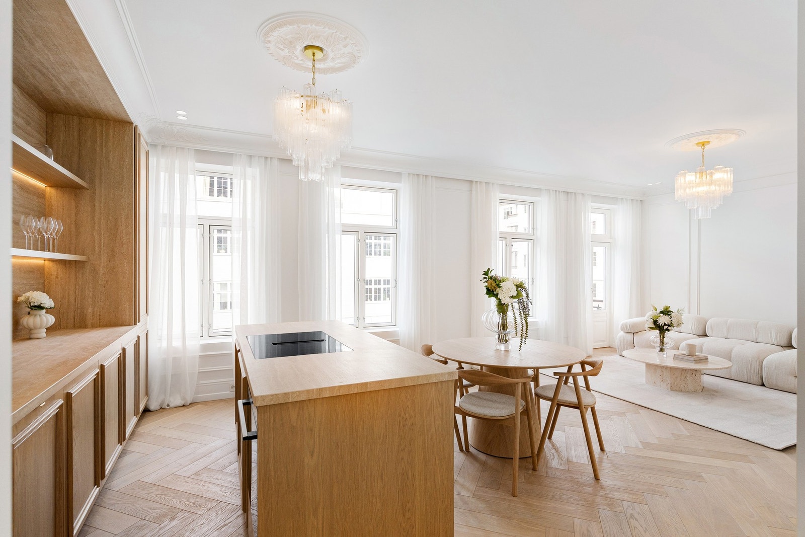 Leiligheten ble totalrenovert i 2025/2026 og fremstår med meget høy standard. Galleribilde