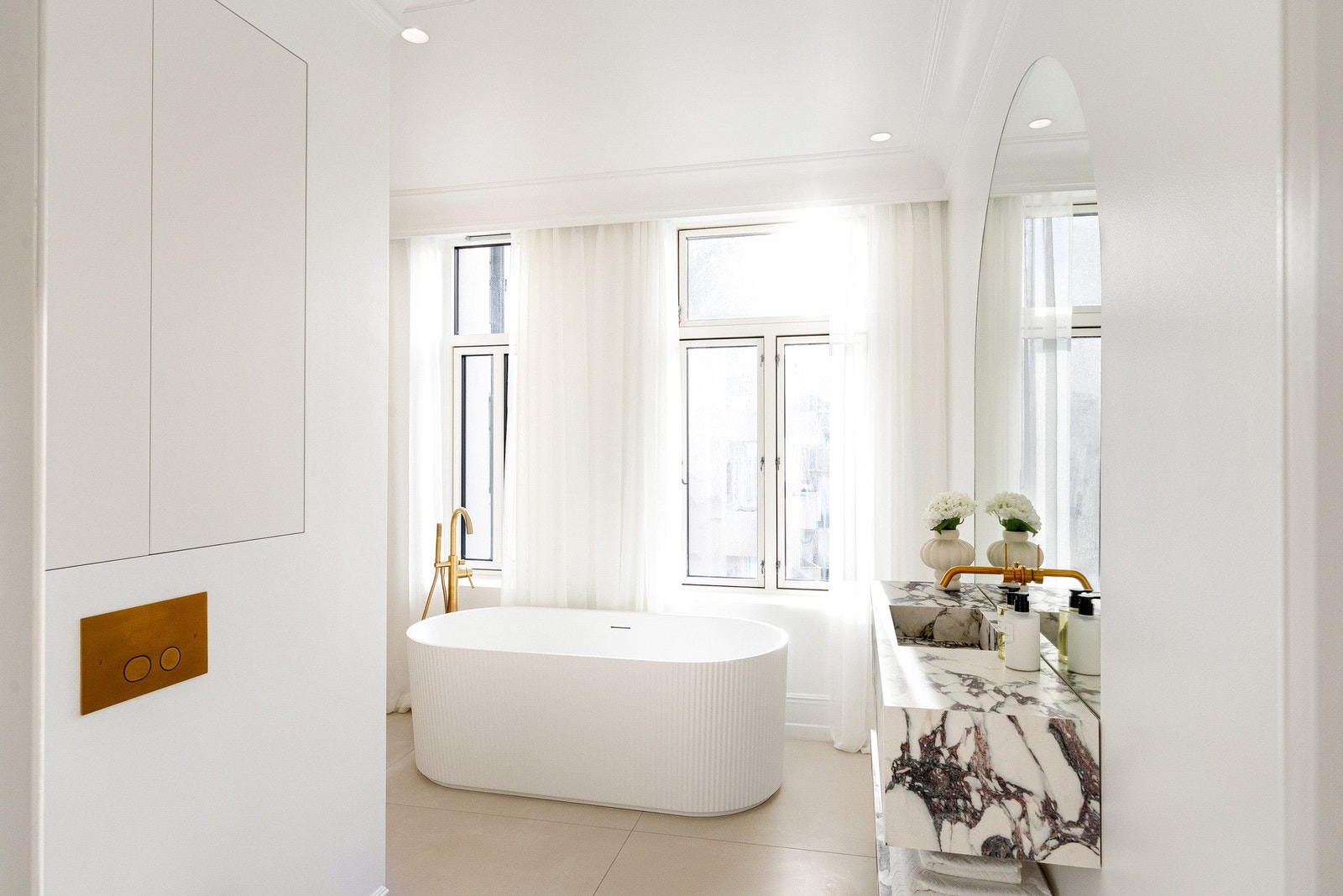 Badet er innredet med spesiallaget servant, veggskap, vegghengt WC, stor dusjsone og frittstående badekar. Galleribilde