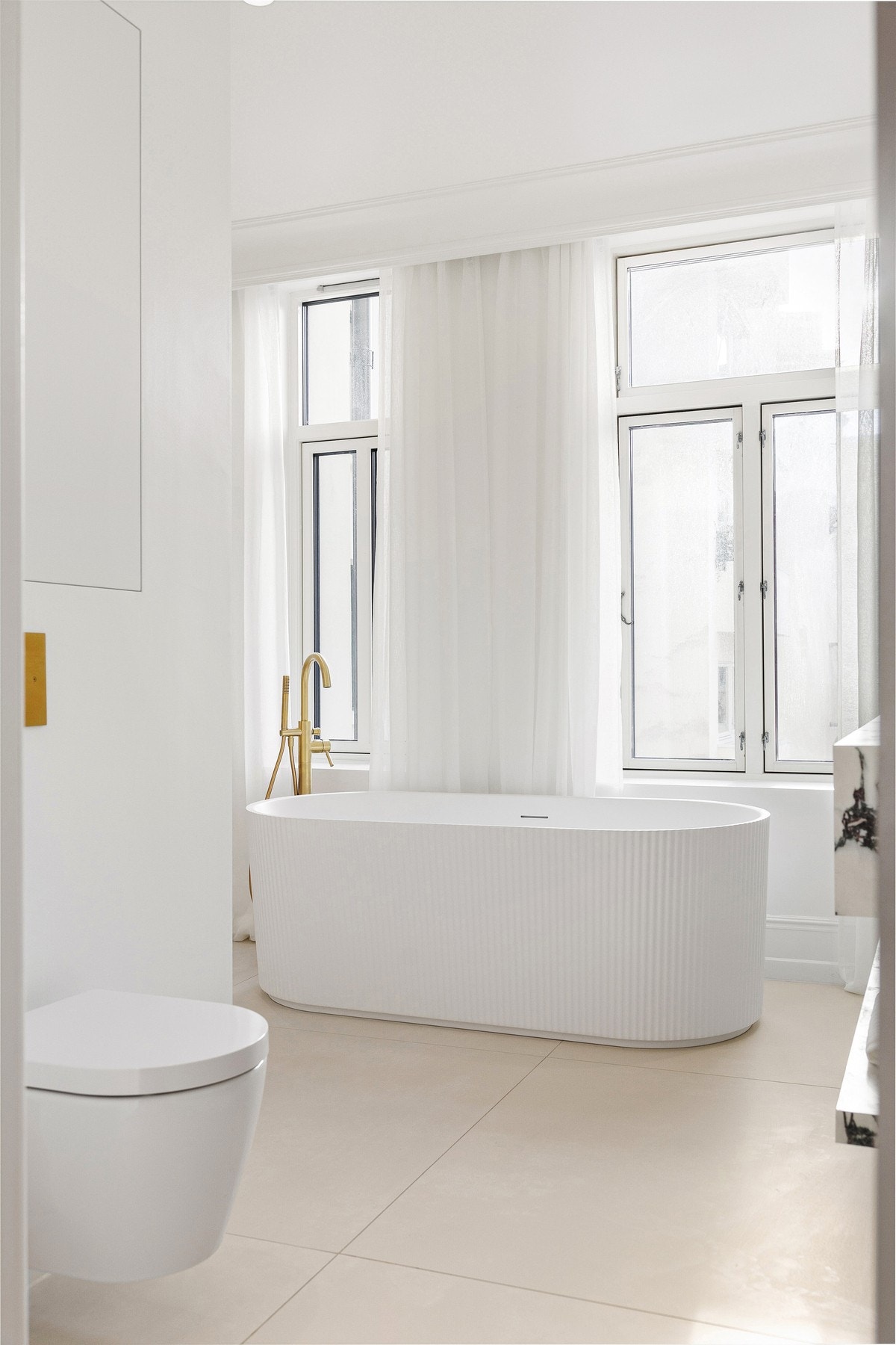 Svært lekkert, romslig og påkostet bad med downlights i himling og varme i gulv. Galleribilde