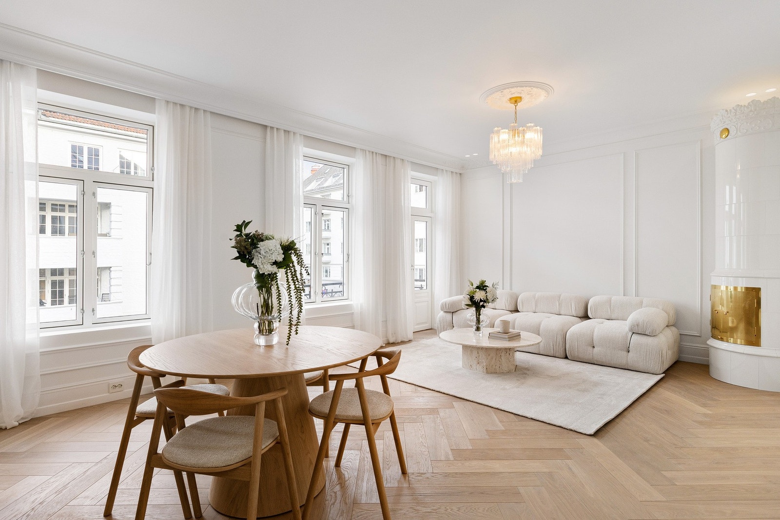 Romslig oppholdsrom med plass til stor sofagruppe og spisebord. Galleribilde