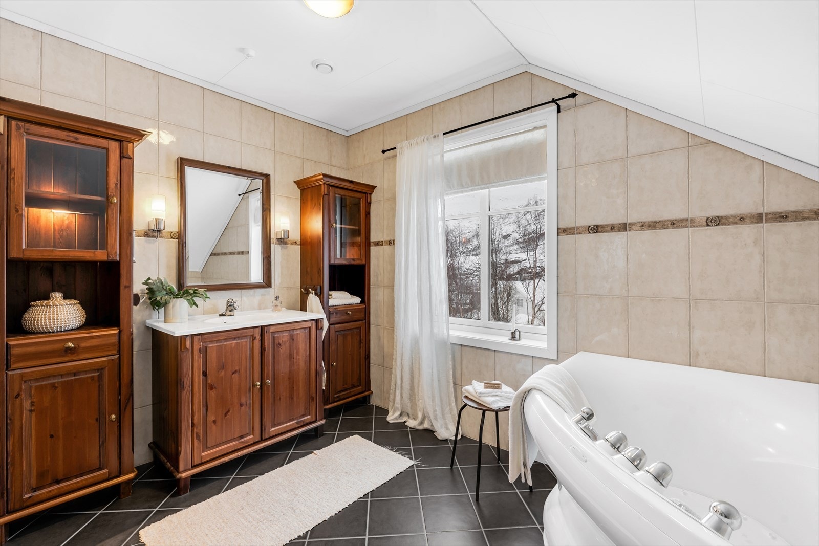 Komplett flislagt bad med varme i gulv, samt moderne innredninger. Galleribilde