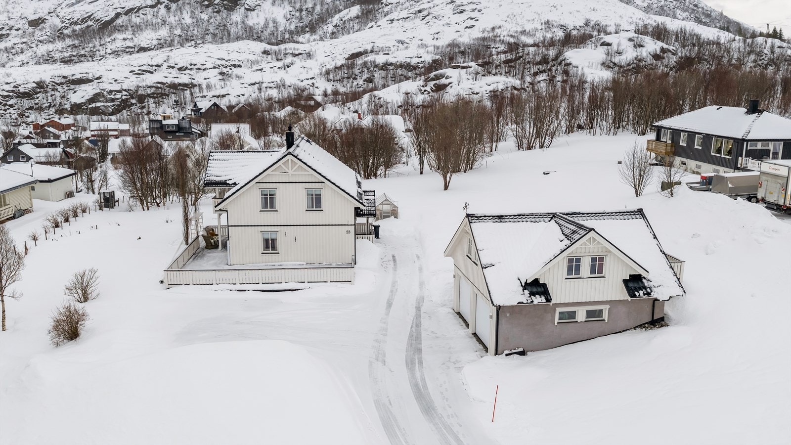 Stor tomt på hele 3 mål, med romslig frittstående dobbelgarasje med hems fra 2008. Galleribilde