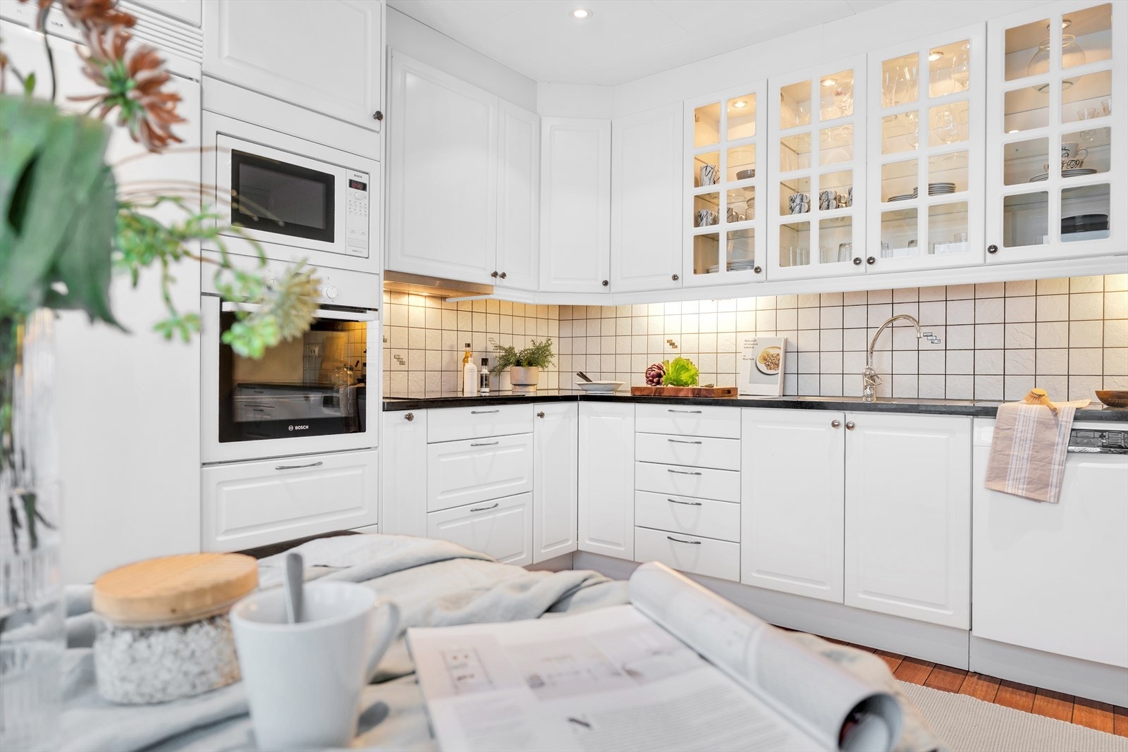 Kjøkkenet er utstyrt med delvis integrerte hvitevarer av god kvalitet fra Bosch, samt rikelig med oppbevaringsplass i skuffer og skap. Galleribilde