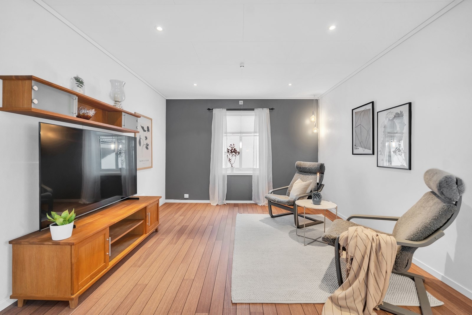 Stuen byr på flere muligheter for gjennomtenkt innredning i flere soner, her er det mulig å etablere et fjerde soverom med enkle grep. Galleribilde