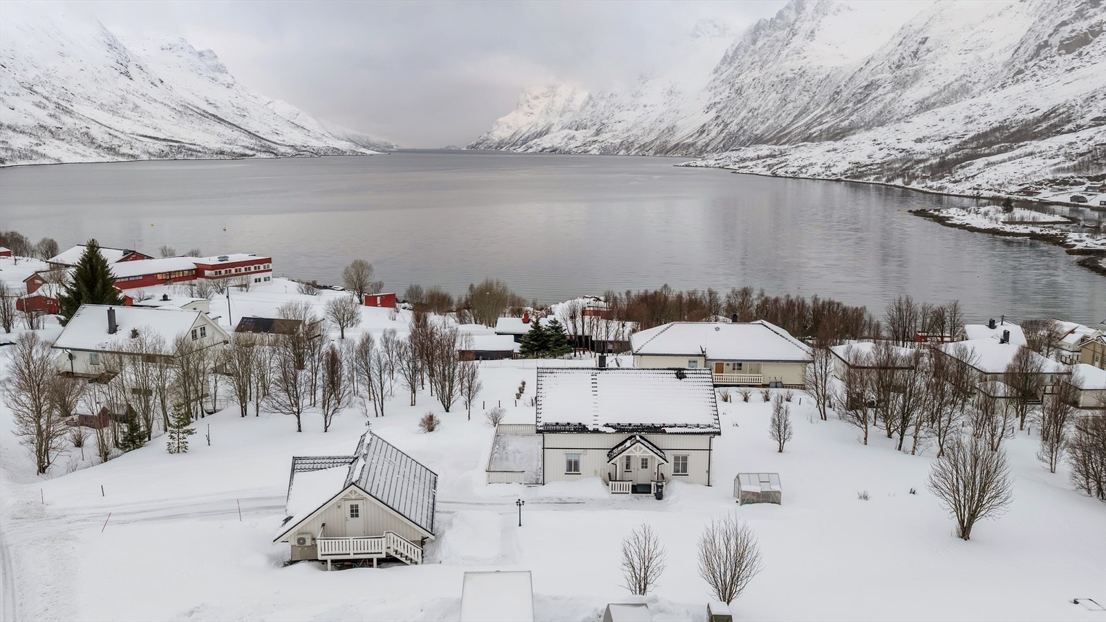 Boligen ligger i vakre og populære Ersfjorden i et etablert boligfelt med nærhet til sjø, barnehage og skole. Galleribilde