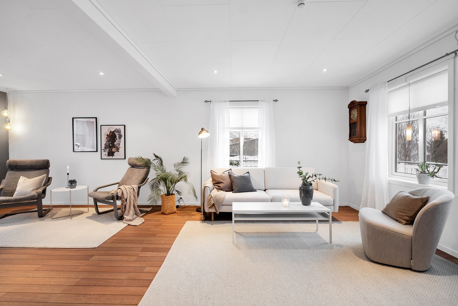 En fantastisk enebolig med dobbelgarasje påbygd i nyere tid, nydelige uteområder og optimale solforhold! Galleribilde