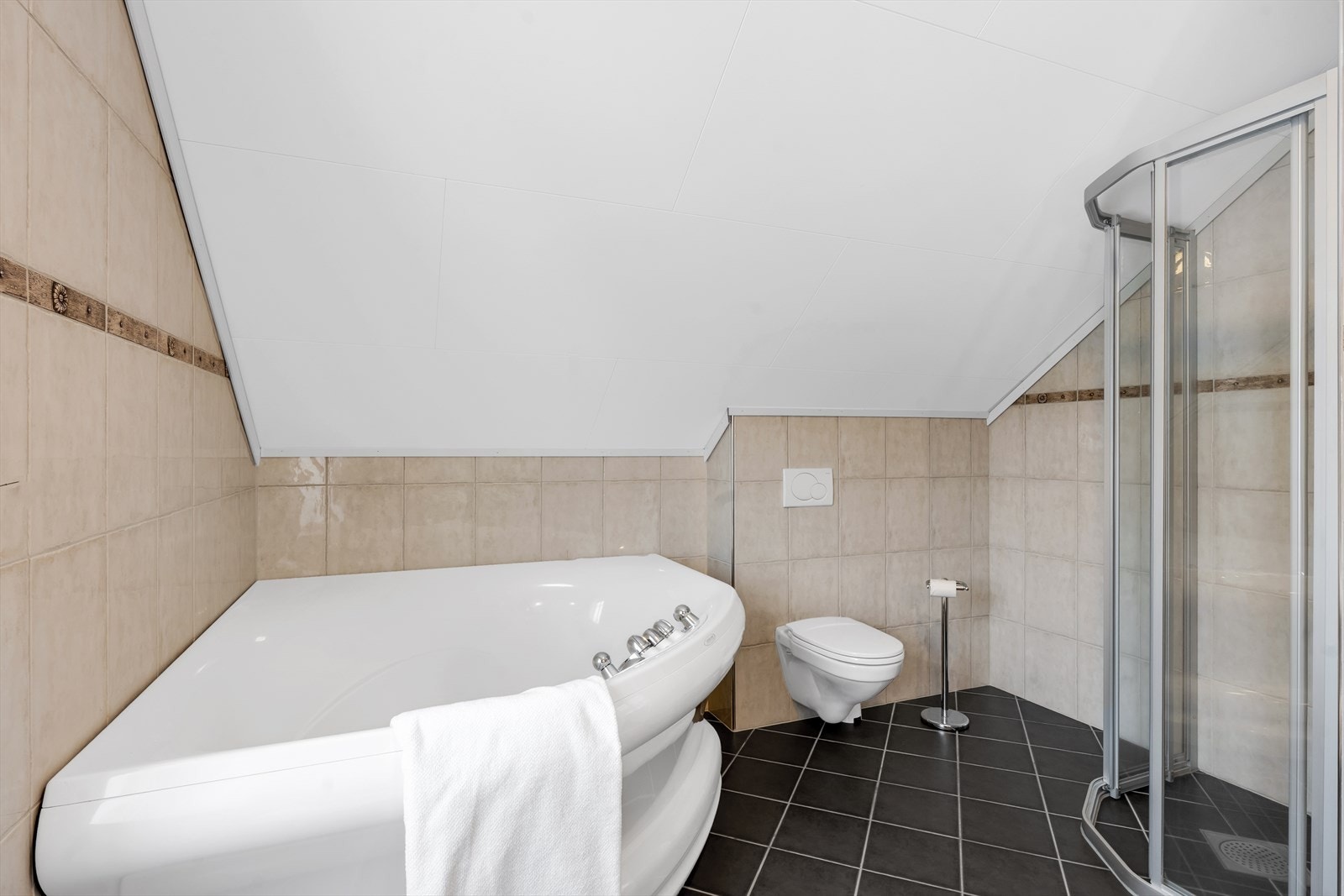 Sjekk det badekaret- her kan du slå deg ned med noe kaldt i glasset. Galleribilde