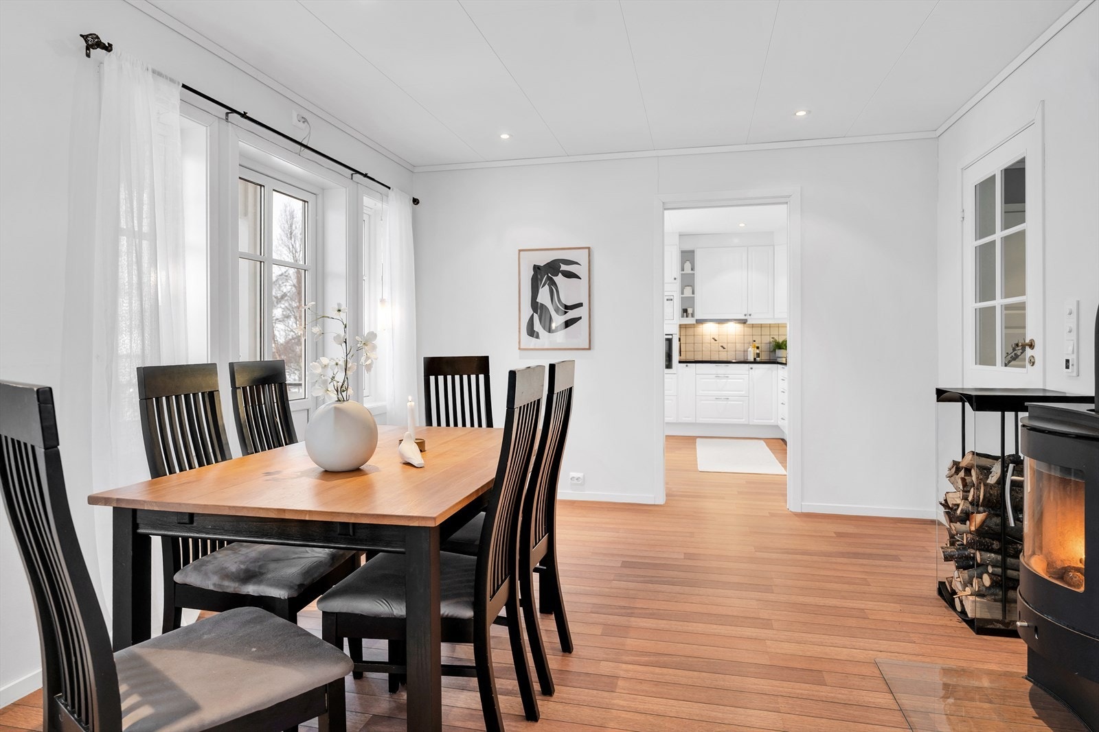 God plass til stor spisegruppe- perfekt for hyggelige sammenkomster og større selskap. Galleribilde