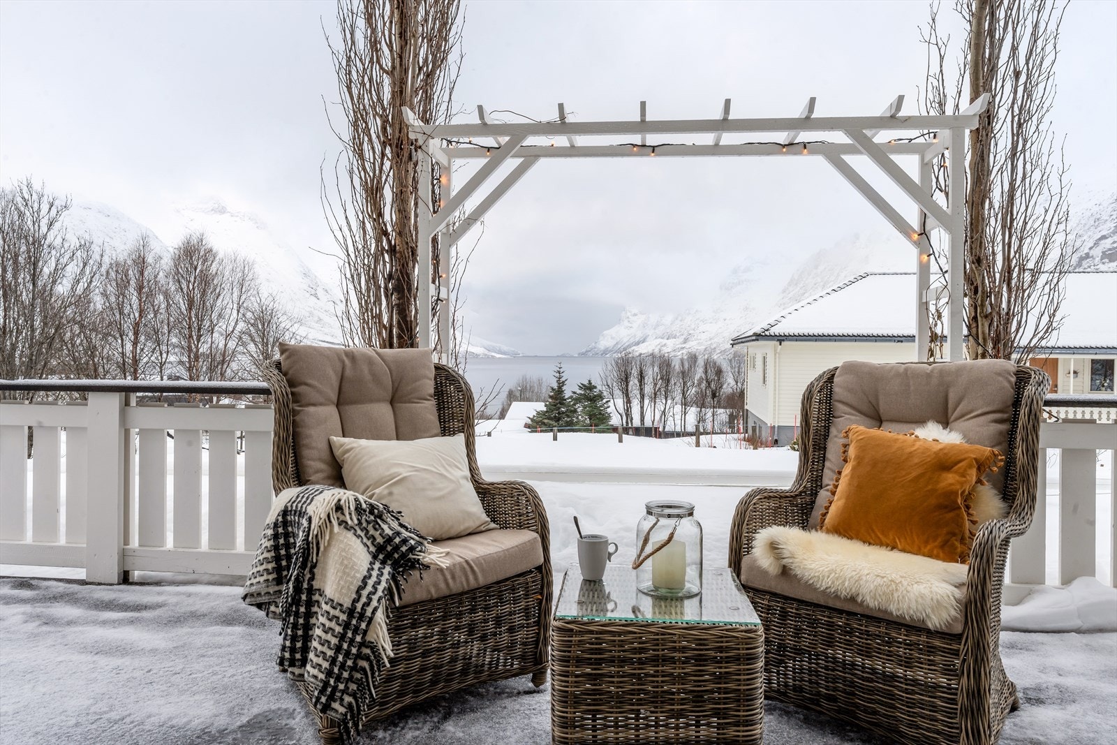 Her har du god plass til utemøbler- perfekt oppholdssted en varm sommerdag. Galleribilde