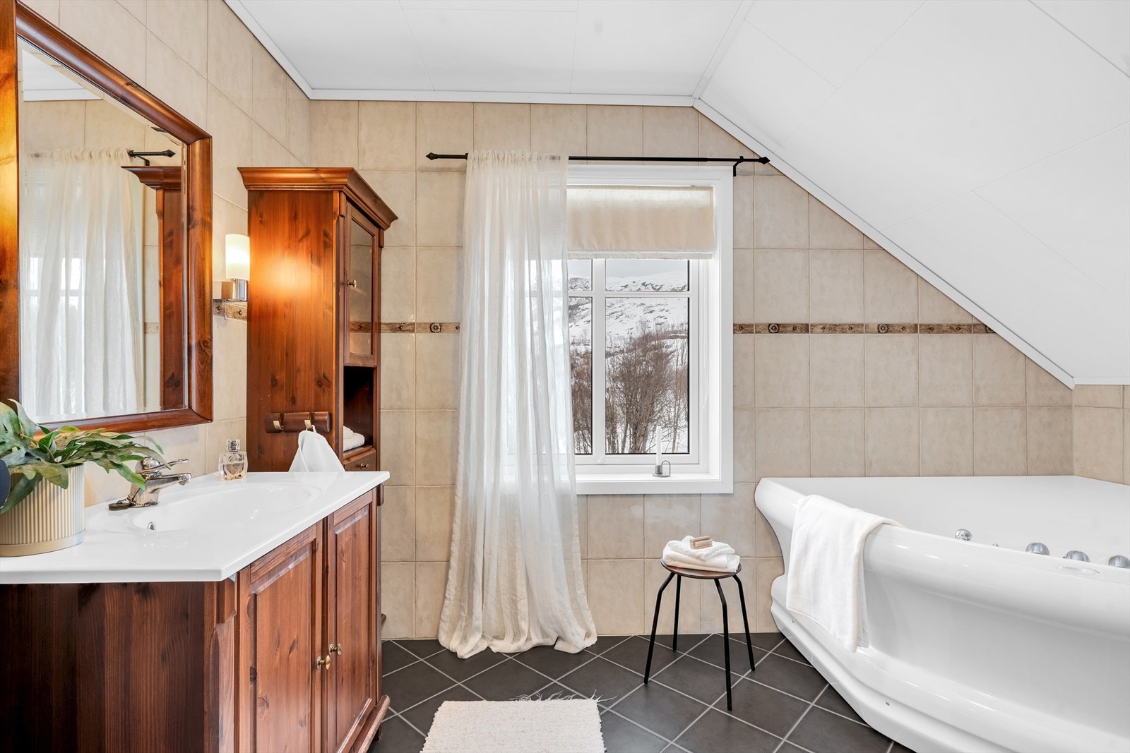 Innredning med god oppbevaringsplass. Galleribilde