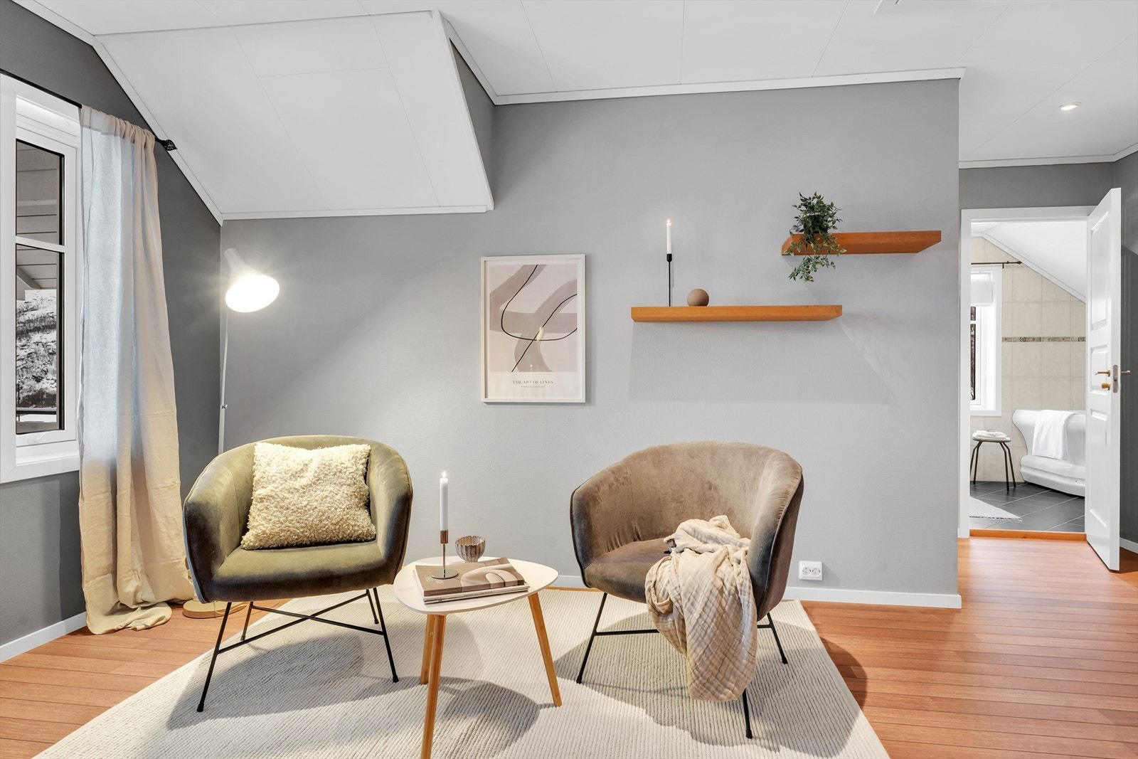 Trivelig TV-stue gjennomført i et behagelig fargevalg, med gode møbleringsmuligheter. Galleribilde