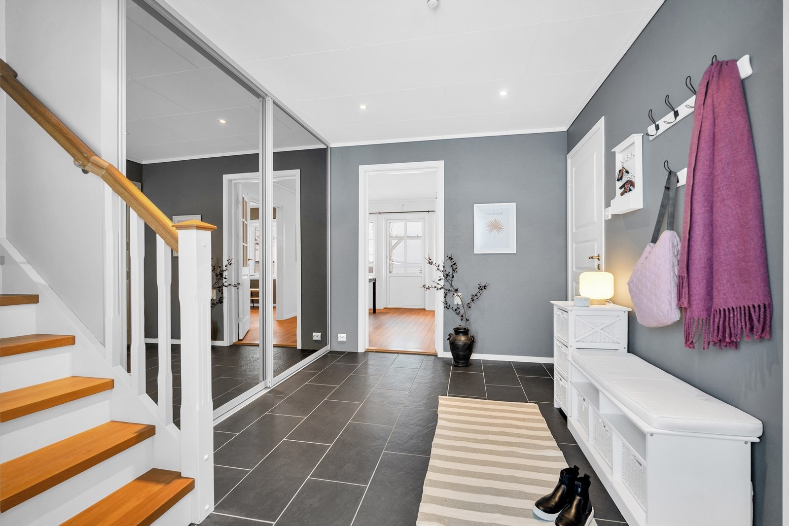 Velkommen inn! Flislagt og romslig gang med rikelig plass til oppheng og oppbevaring av sko og yttertøy. Galleribilde