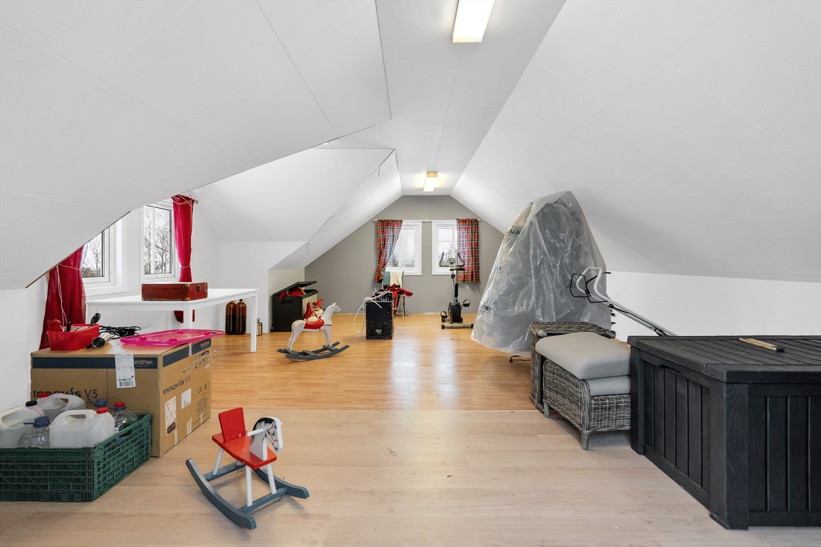 Boligen disponerer i tillegg en romslig hems i tilknytning til garasjen, med allsidige bruksmuligheter. Galleribilde