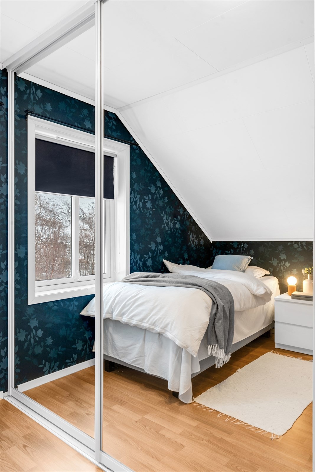 Praktisk skyvedørsgarderobe med god oppbevaringsplass. Galleribilde