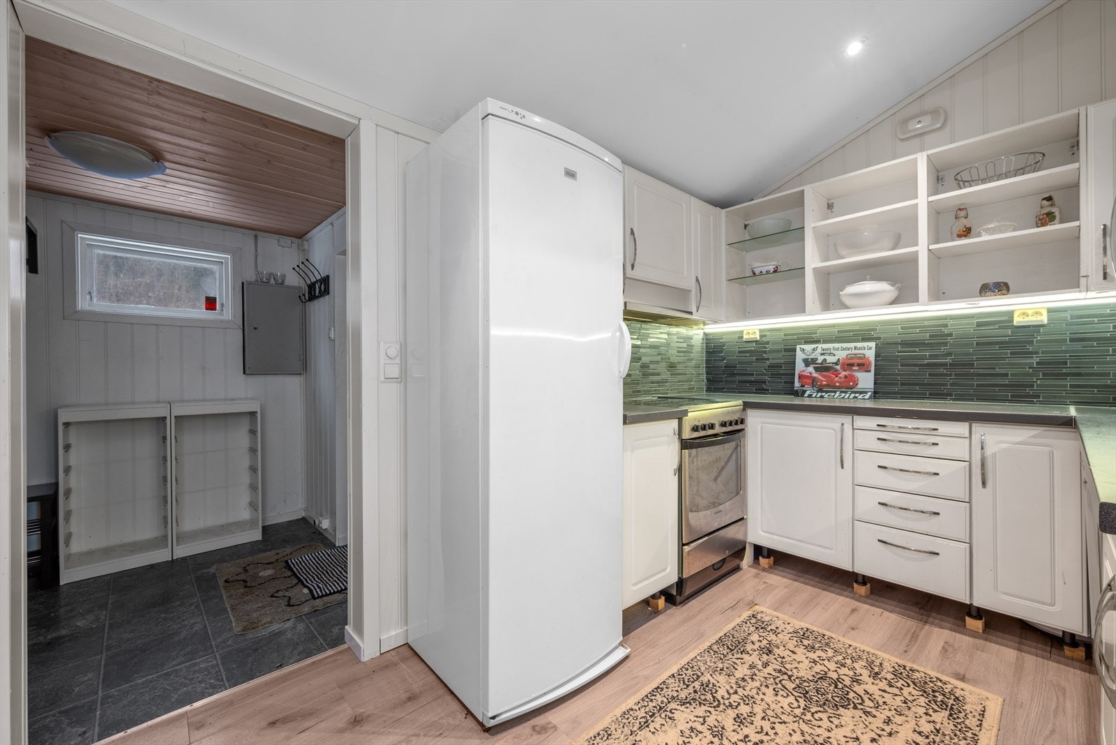 Kjøkkenet er adskilt og har godt med skap- og benkeplass Galleribilde