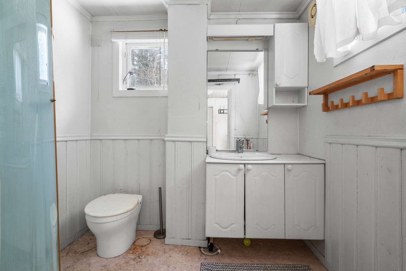 Badet er utstyrt med dusjkabinett, servantskap, wc og mekanisk avtrekk Galleribilde