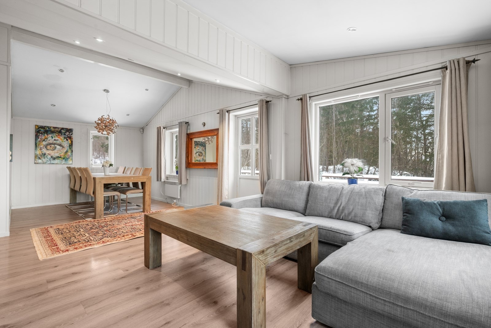 Lys og fin stue med godt lysinnslipp Galleribilde