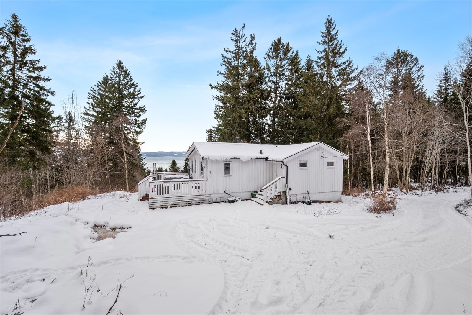 Eiendommen ligger usjenert til i naturskjønne omgivelser med kort vei til flotte turområder Galleribilde