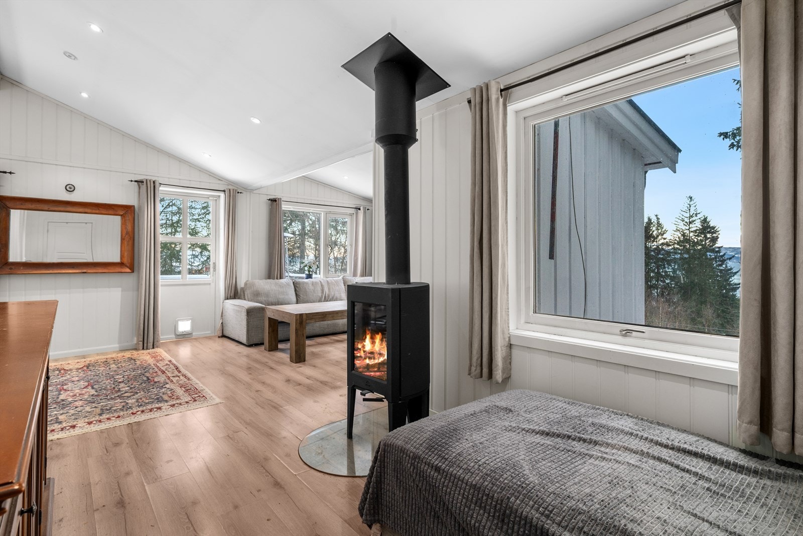 Fritidsboligen har både elektrisk oppvarming, og behagelig vedfyring Galleribilde