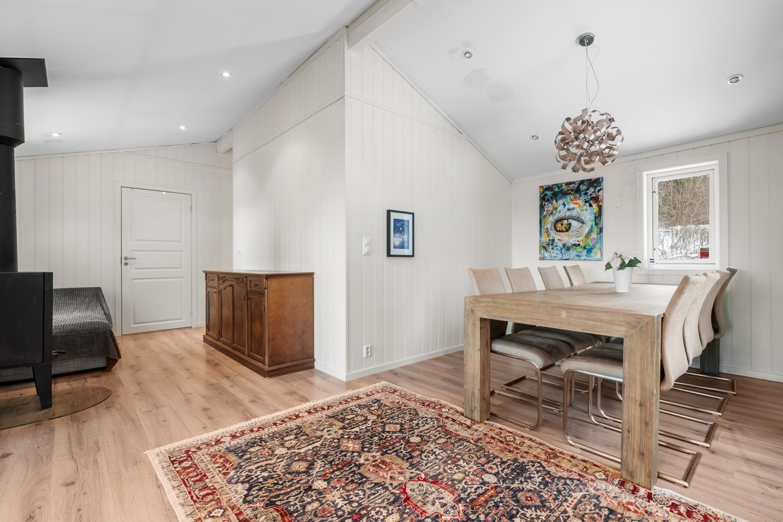 Fritidsboligen består av entré, bad, 2 soverom, kjøkken og stue Galleribilde