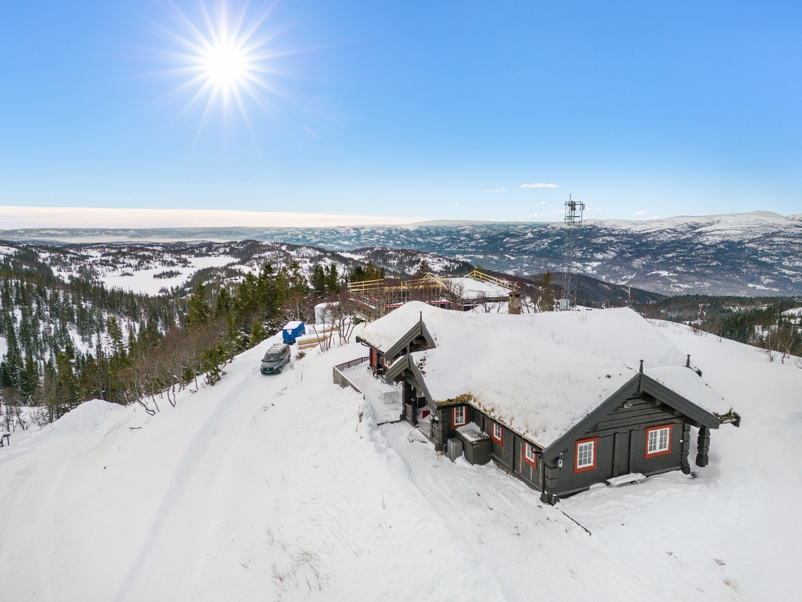 Med beliggenhet øverst på Tempelseter har man 360 graders utsikt og sol fra morgen til sen kveld. Galleribilde
