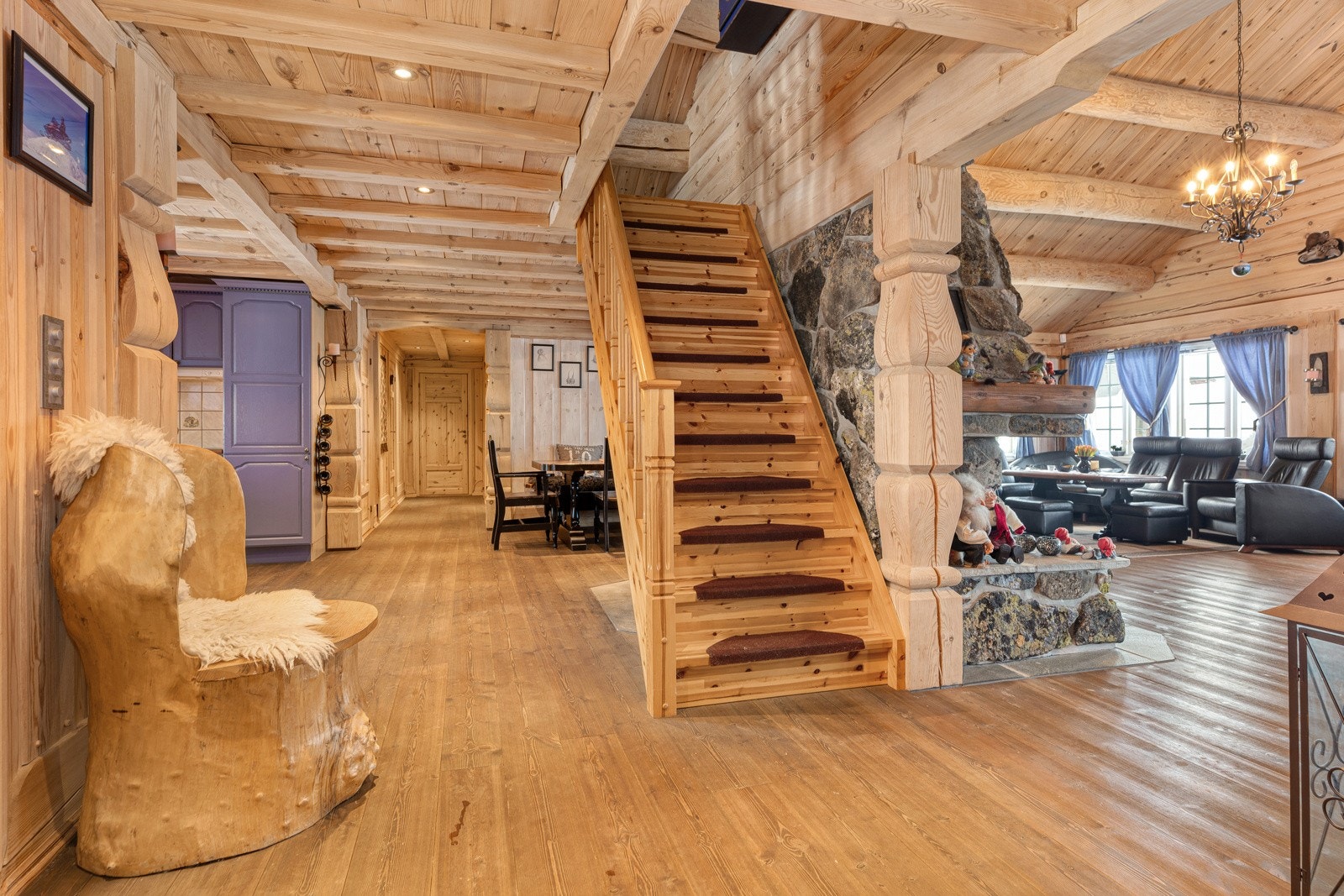 Fra stuen er det trapp opp til loftstue Galleribilde