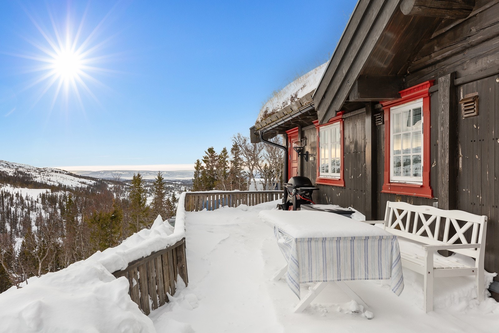 Flere terrasser rundt hytta. Her med morgensol Galleribilde