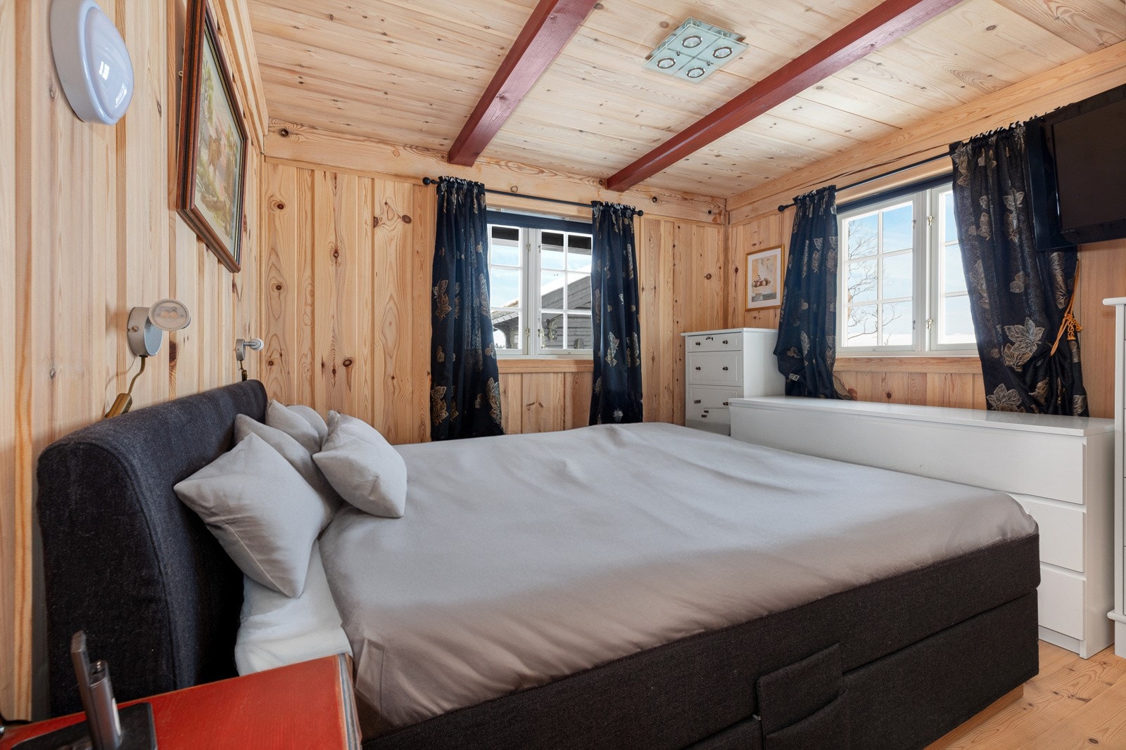 Hovedsoverom med utsikt opp til Ranten og Høgevarde Galleribilde