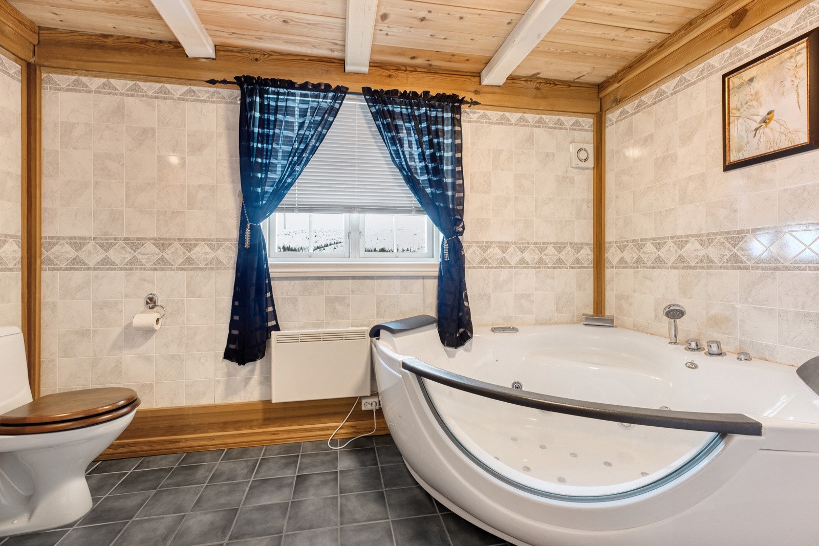 Stort hovebad med boblekar, dusj og wc Galleribilde